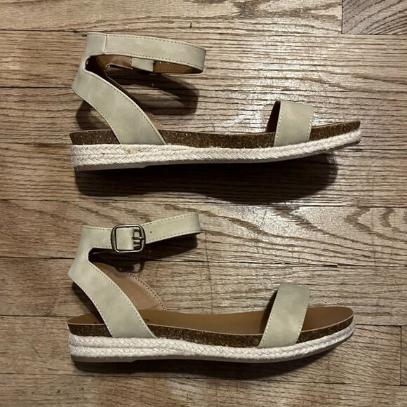 UNR8ED Tacoma Sandals 9M, New In Box, Never Worn - Picture 3 of 6